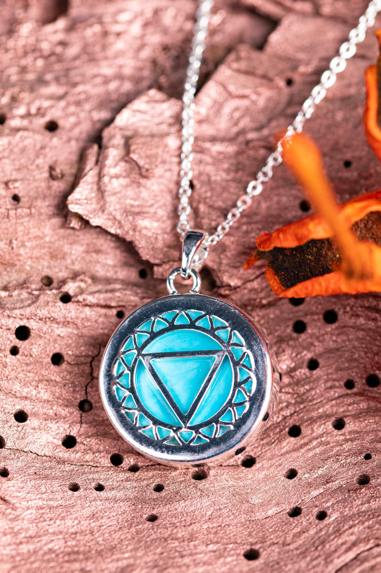 Kehl-Chakra Anhänger mit Türkis und Kette - YOGISHOP